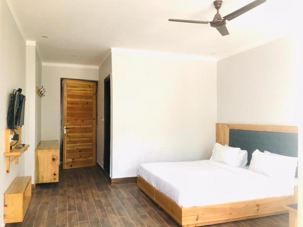 Slate House Hotel Дхарамсала Екстериор снимка