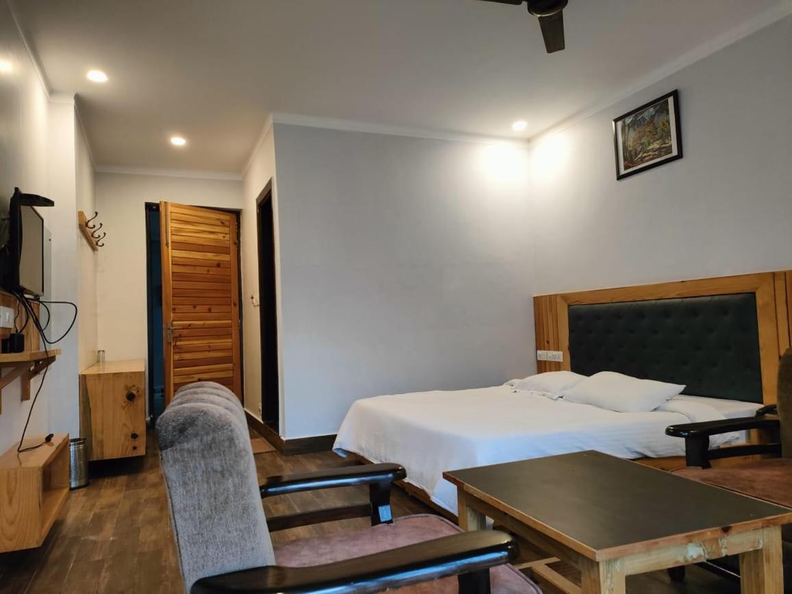 Slate House Hotel Дхарамсала Екстериор снимка